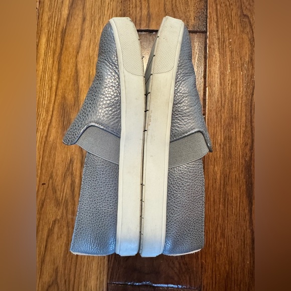 VINCE. Blair EUC size 8.5 in silver gunmetal - Picture 3 of 4